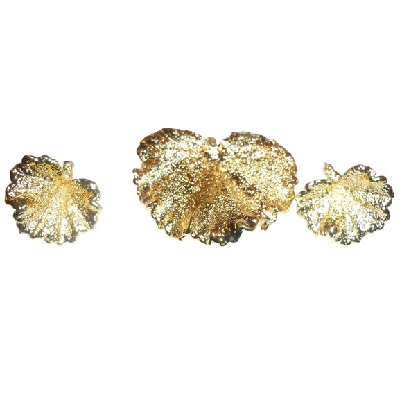 Vintage Gold Tone Textured Leaf Brooch and Clip On Earrings Jewelry Set - Picture 2 of 4